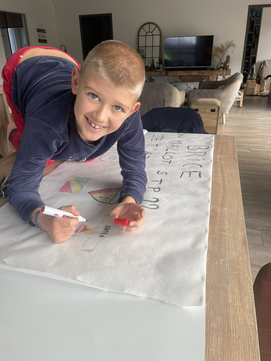 grimb7's tweet image. En pleine prépa pancarte pour notre @samba_brice !! On ne sait jamais 🙏 il est super FAN !! 👊🥰❤️💛 BRICE STP TU PEUX FAIRE UN HEUREUX À VIE T’IMAGINE MÊME PAS 🤝💪