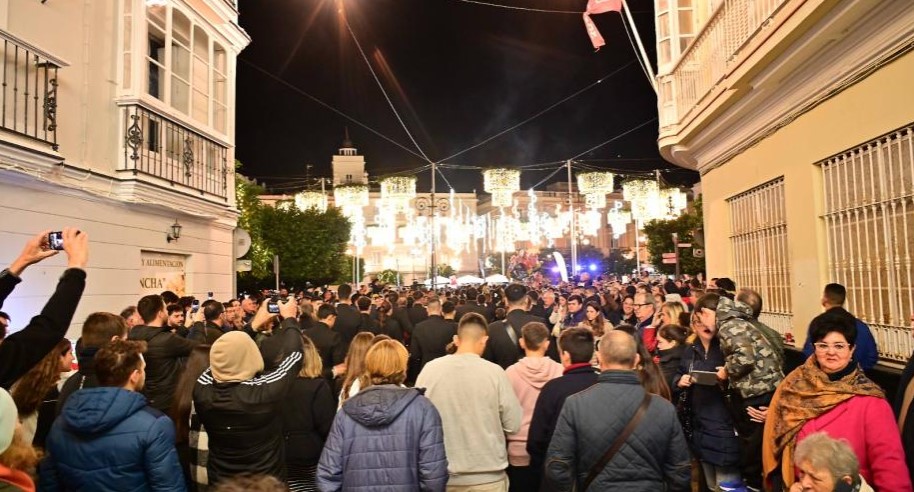 ℹ️ Éxito de convocatoria para la primera entrega del Encuentro de Bandas.
🥁 Cientos de personas han seguido por las calles de la capital a Rosario de Cádiz y Polillas.
+ info en ondacadiz.es 👉 ondacadiz.es/noticias/2023-…