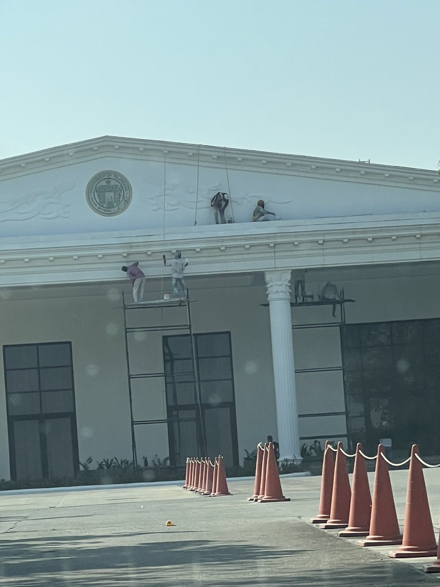 ArbaazTheGreat1's tweet image. That is #CMKCR Garu,Chief Minister Camp Office Pragati Bhavan getting painted for 3rd Term of KCR.#TelanganaElections 

#Congratulations in #Advance 
#KTR #KCR #AIMIM