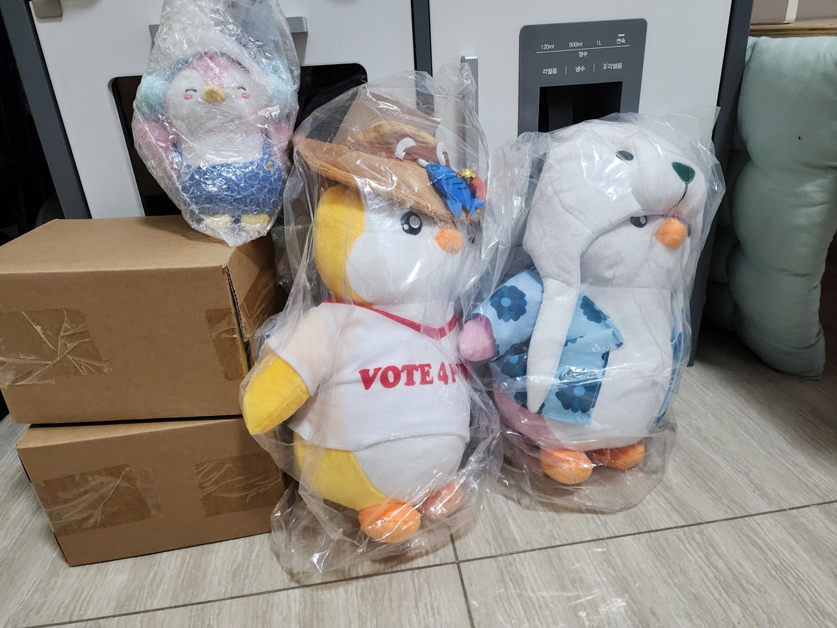 zenwolf1337's tweet photo. My christmas gifts that I bought from @gmdotco had arrived! I am sure everyone will be delighted to receive a @pudgypenguins plushie as christmas present! https://t.co/YPpMExoZlW
