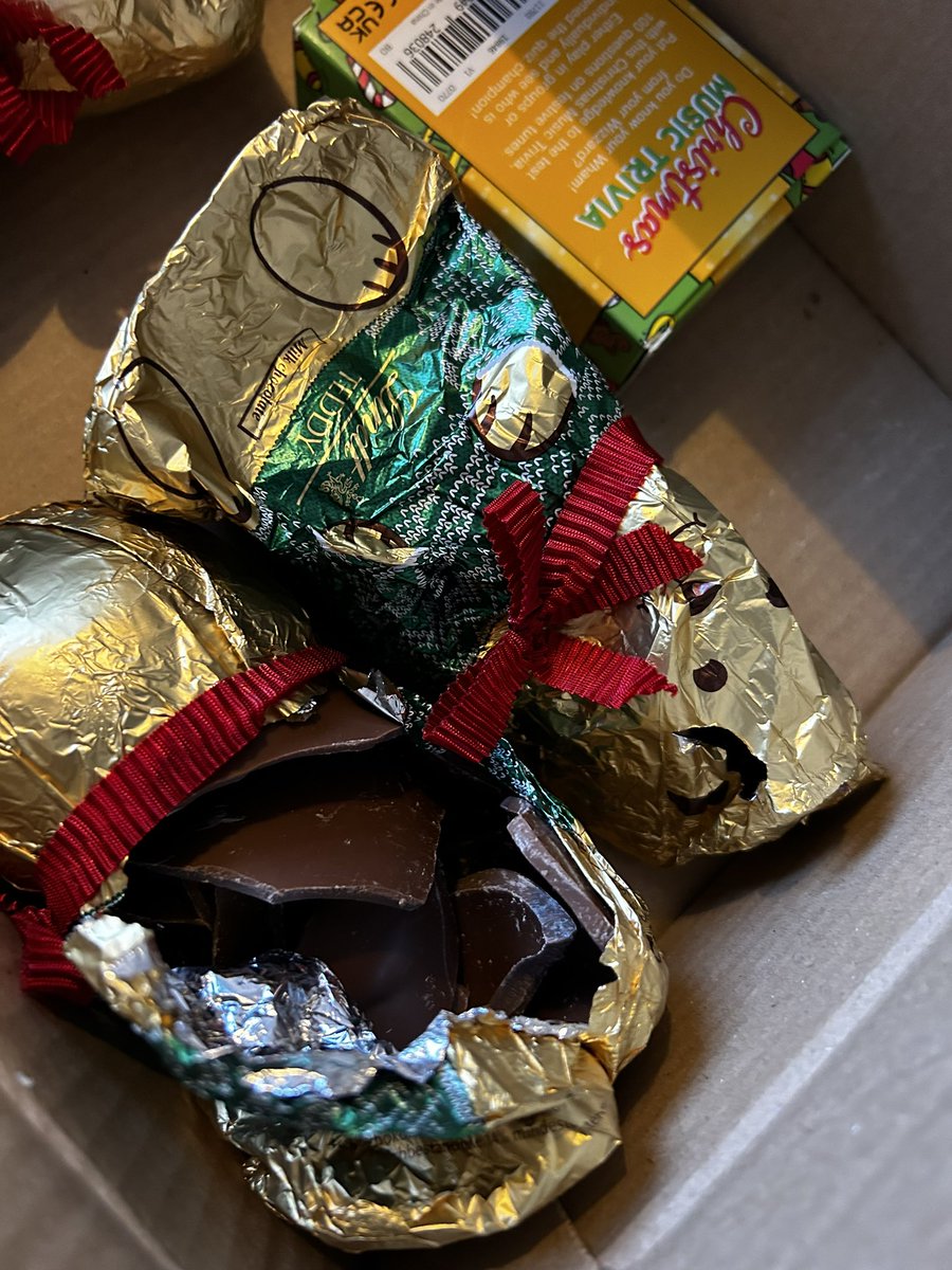 MrsAmyLFox's tweet photo. @BootsHelp hi, my Lindt chocolate bears arrived broken. What do I do? https://t.co/WyH9jLVUON