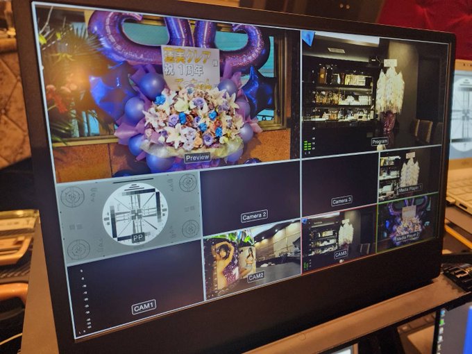 今日のライブ配信 軽い気持ちでいたけど思ったより大掛かりな感じだった🥺❤️✨ いただいたお花も配信に載せちゃう！ https://t.co/5IV8XAgbp4