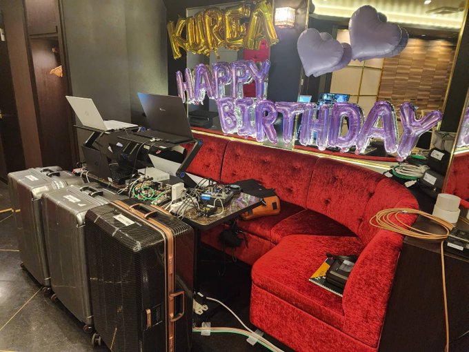 今日のライブ配信 軽い気持ちでいたけど思ったより大掛かりな感じだった🥺❤️✨ いただいたお花も配信に載せちゃう！ https://t.co/5IV8XAgbp4