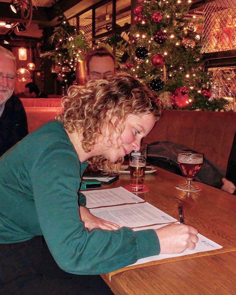 Gisteren was een mooie dag!

Het contract is getekend tussen Straatzorg Rotterdam, Zilveren Kruis en Rijnmond Dokters.

Zoals Fred Schaaf zegt: uniek in Nederland en speciaal voor Rotterdam krijgen we de financiering om een straatartspraktijk op te zetten.