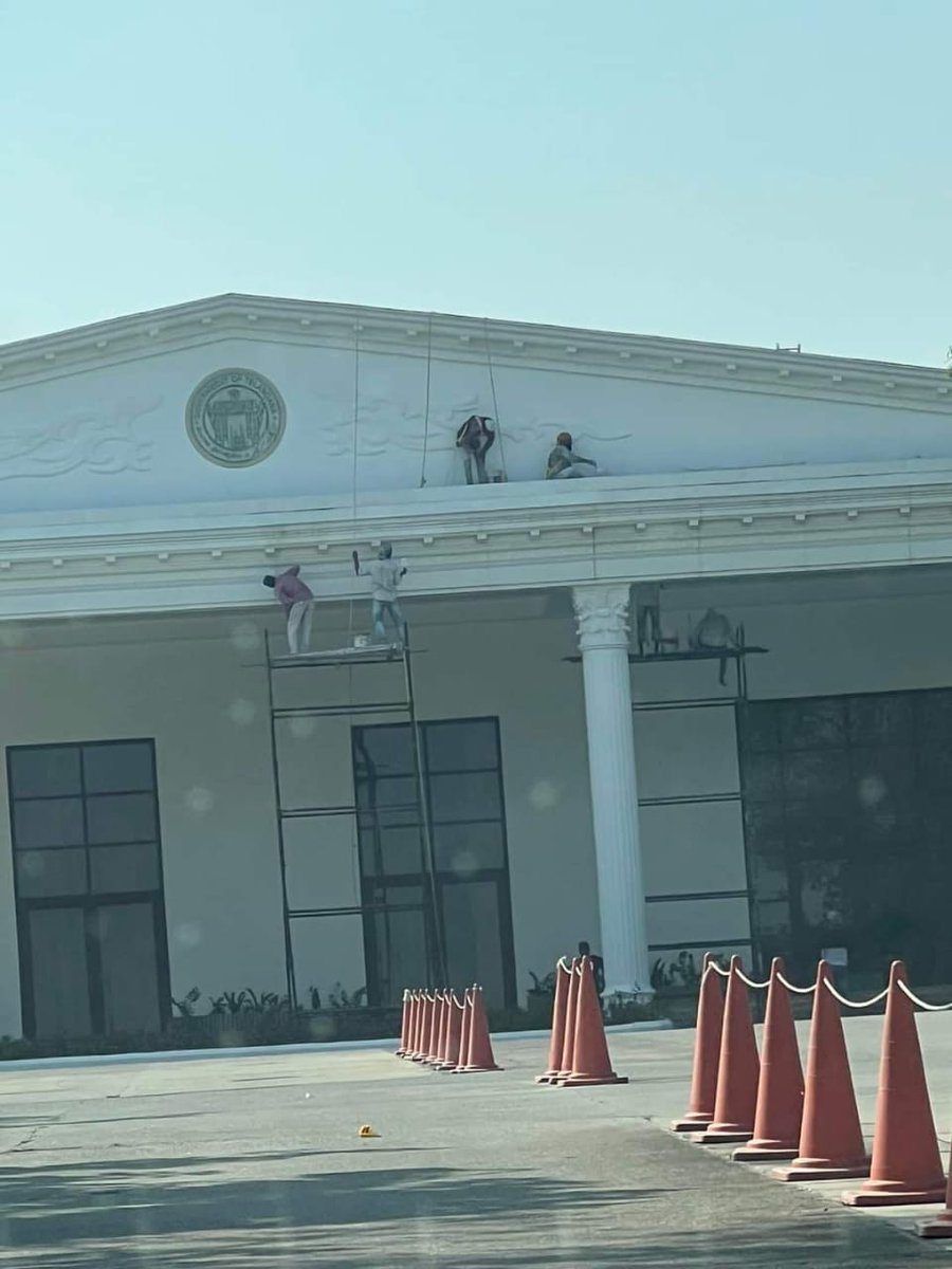 Painting work being undertaken at #PragathiBhavan, the official residence of the CM of #Telangana, ahead of counting of votes on Sunday. #TelanganaAssemblyElection2023