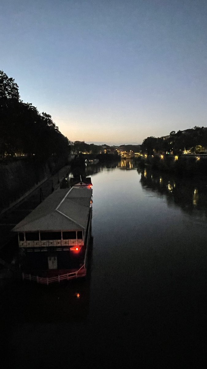BrentaniEmilio's tweet photo. Mi mette un falso buonumore, l’alba.
Sembra un inizio; e quale inizio, proprio perché è il principio di qualcosa di nuovo, può apparire men che buono?
Eppure, a guardar bene, è proprio il principio l’assassino del passato.
Così, ad ogni alba, io mi accorgo di morire un po’.

Roma https://t.co/hJzqBfa11W