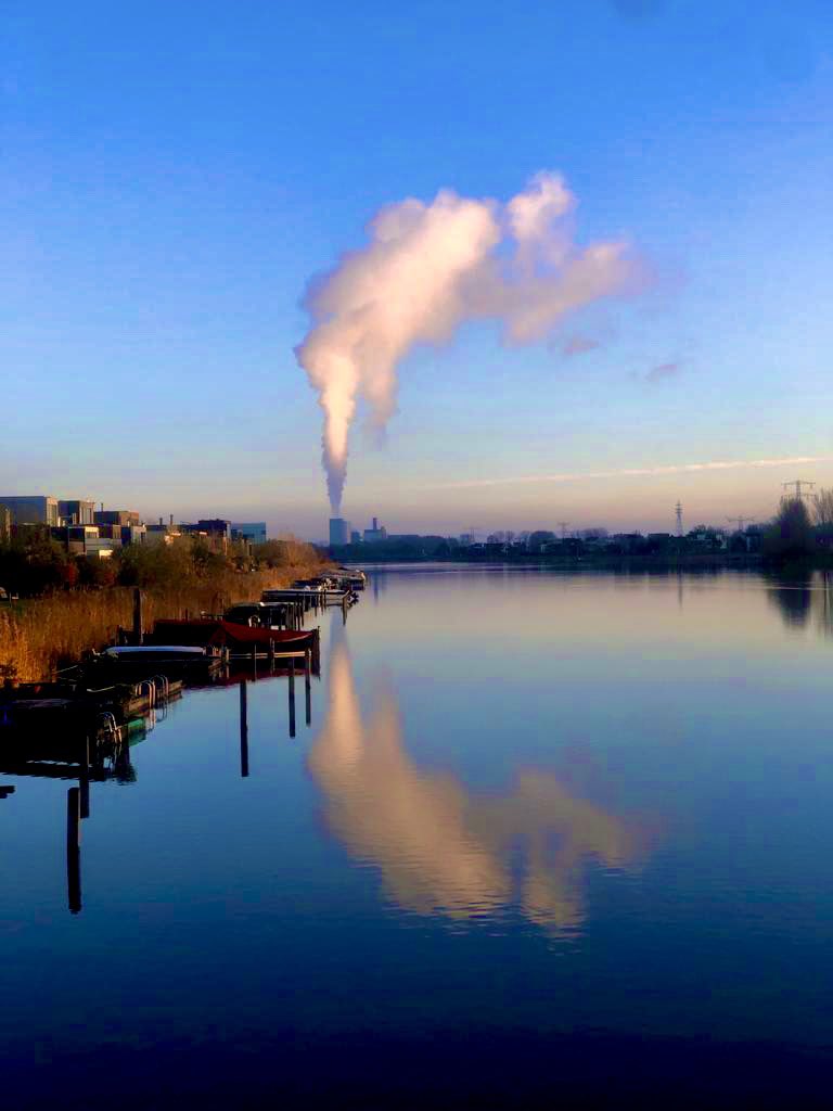 Kan iemand uitleggen waarom de strijd voor Schone Lucht je een activist maakt, en waarom luchtvervuiling door industriële #bosverbranding van een multinational geen misdadiger maakt?

#Foto (NvHasselt) IJburg incl ‘wolkenfabriek’ <a href="/Vattenfall/">Vattenfall</a> 
#biomassa <a href="/comschonelucht/">Comite Schone Lucht</a>