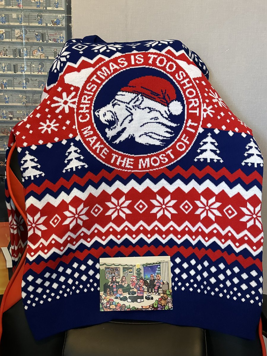 ThisRuke's tweet image. Finally arrived this morning, love it so soft and comfy thanks @Syndicate @SyndicateOG and after 10 years I finally have a Christmas card 😂.