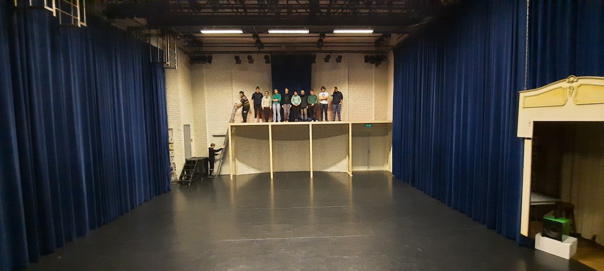 Het decor van Tussen de Perenbomen is bijna klaar. Het is wel een beetje eng zo hoog!
Vanaf 27 januari 2024 te zien. Kaartjes: annatheater.nl/page/2/Program…
#voorstelling #magisch #elven #weerwolf #toneel #theater #wattedoen