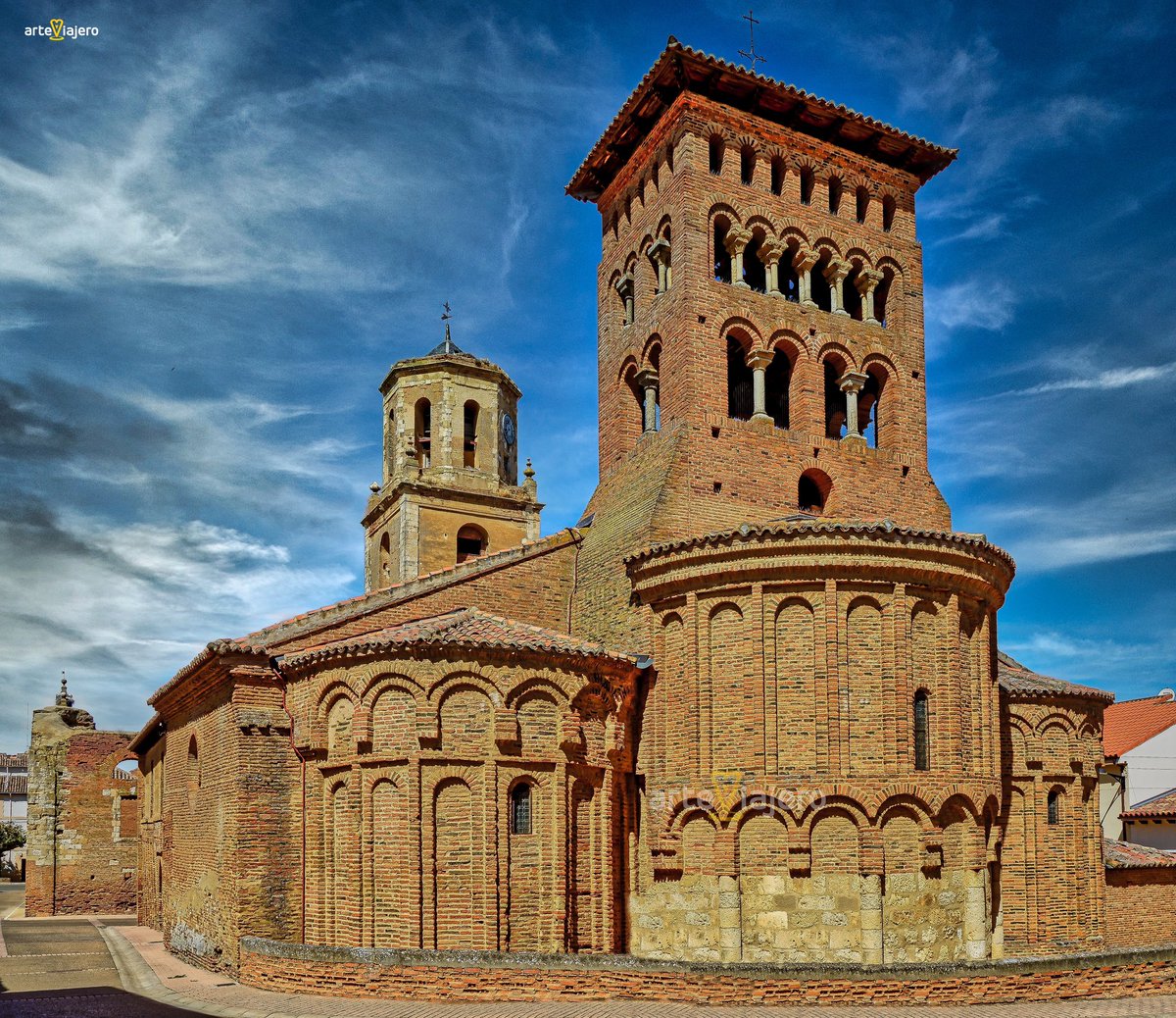 Iglesia de San Tirso (Sahagún, #León), construida a principios del S. XII. Está considerada como el primer templo románico de la Península que empleó ladrillo para su construcción
#FelizSabado #BuenosDias