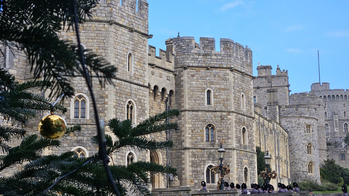 visitwindsor's tweet image. #ChangingOfTheGuard for Windsor in December 🎄🏰🎺💂‍♂️💂‍♂️💂‍♂️
windsor.gov.uk/things-to-do/c…
Every Tues, Thurs &amp;amp; Sat (weather permitting) at 10.45am, except for Tues 26 (Boxing Day)
#MyFestiveRoyalBorough