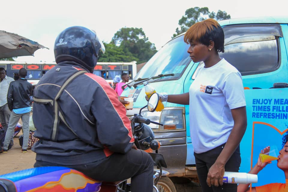 Shazna is shining bright today as she brings the refreshing taste of #MinuteMaid to the bustling Namayiba Bus Park.
#GoldenMarketingActivations #productsampling #RefreshUG #MinuteMaid