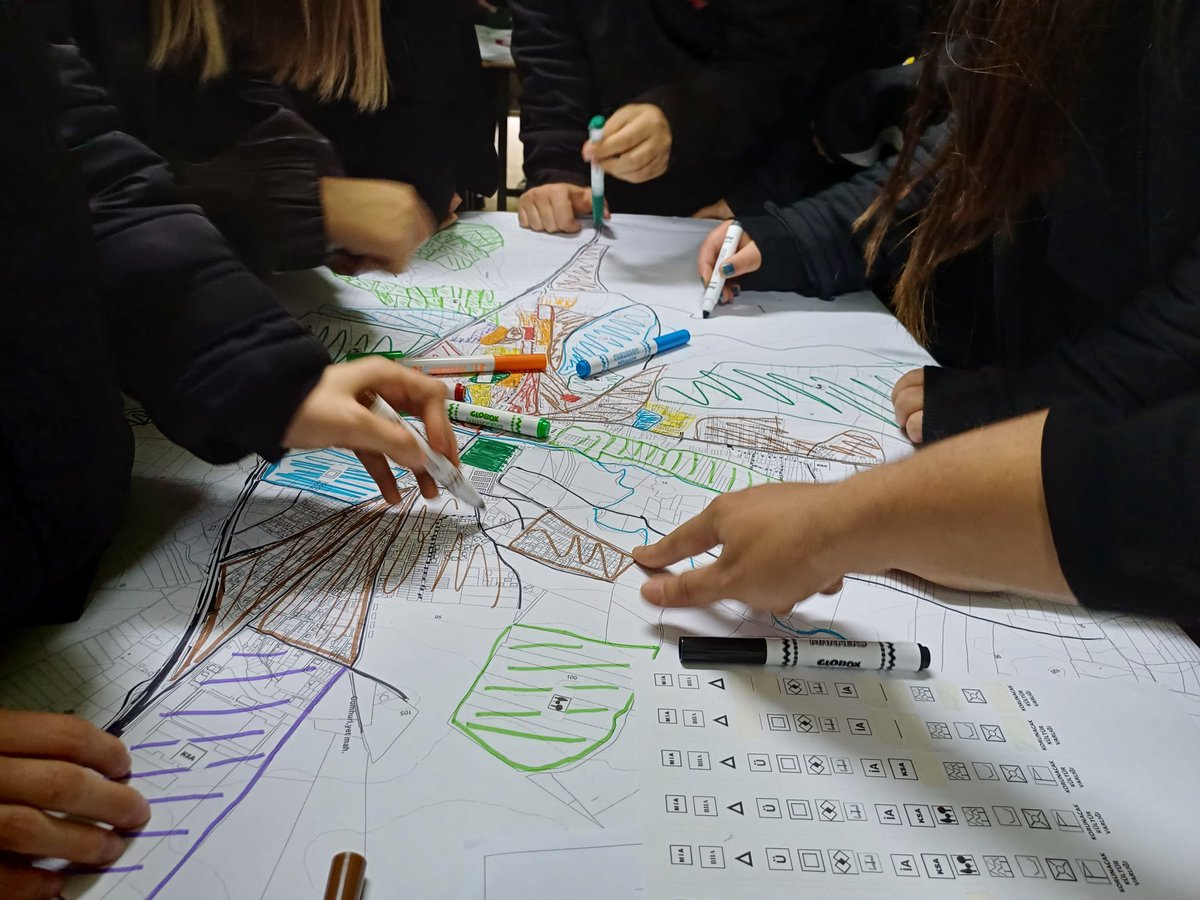 AhiYunus's tweet image. Şehir Planlamanın bir kültür olarak çok daha erken yaşlarda kazanılması gerekiyor. 
Edirne - Havsa'da liseli gençlerle gerçekleştirdiğimiz Planlar Nasıl Okunur etkinliğinde,  hem şehirciliği tanıttık, hem de gençlerle keyifli bir Havsa Planlama oyunu oynadık. #Planlama #Eğitim