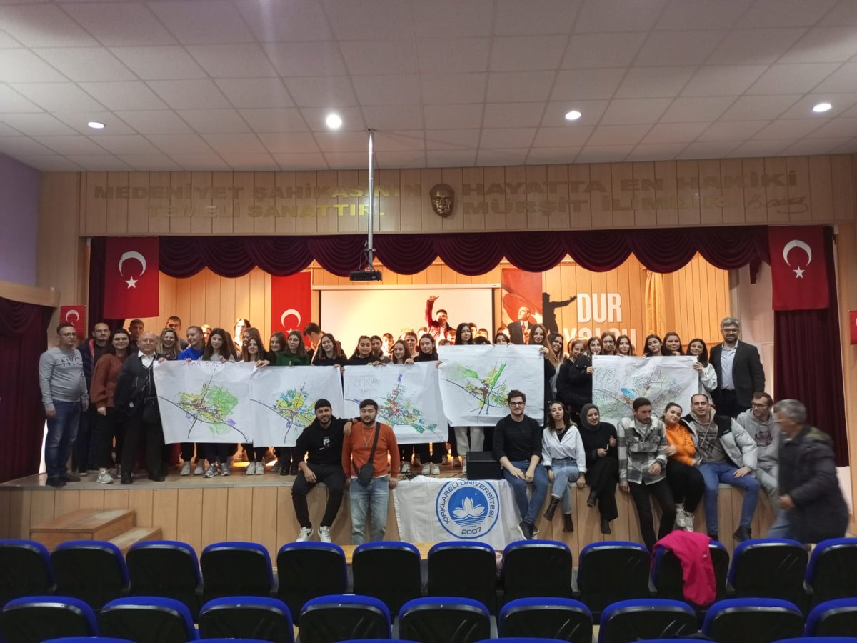 AhiYunus's tweet image. Şehir Planlamanın bir kültür olarak çok daha erken yaşlarda kazanılması gerekiyor. 
Edirne - Havsa'da liseli gençlerle gerçekleştirdiğimiz Planlar Nasıl Okunur etkinliğinde,  hem şehirciliği tanıttık, hem de gençlerle keyifli bir Havsa Planlama oyunu oynadık. #Planlama #Eğitim