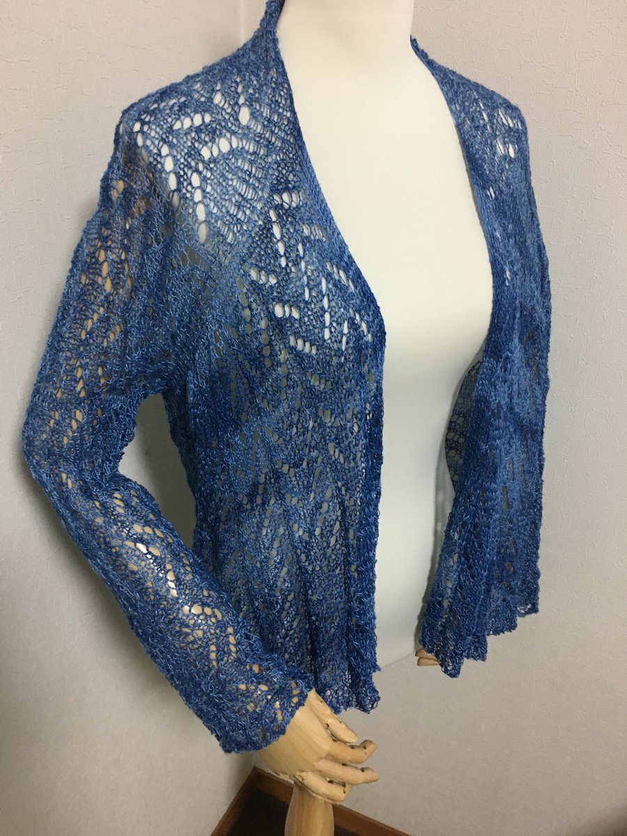 itowokasi033's tweet photo. レースショールKALはほとんど不参加💦
さらにショールが育つにつれ巻くより纏いたくなりHitofude改に転生
麻糸のウェアは重みで伸びるような気がして、短めに編み終えて水通ししたらいい感じの身丈・袖丈に仕上がってくれて嬉しい..けどこの時期は寒すぎて見たくないw 来年の初夏頃にまたね〜 https://t.co/GFWrUrsA3y
