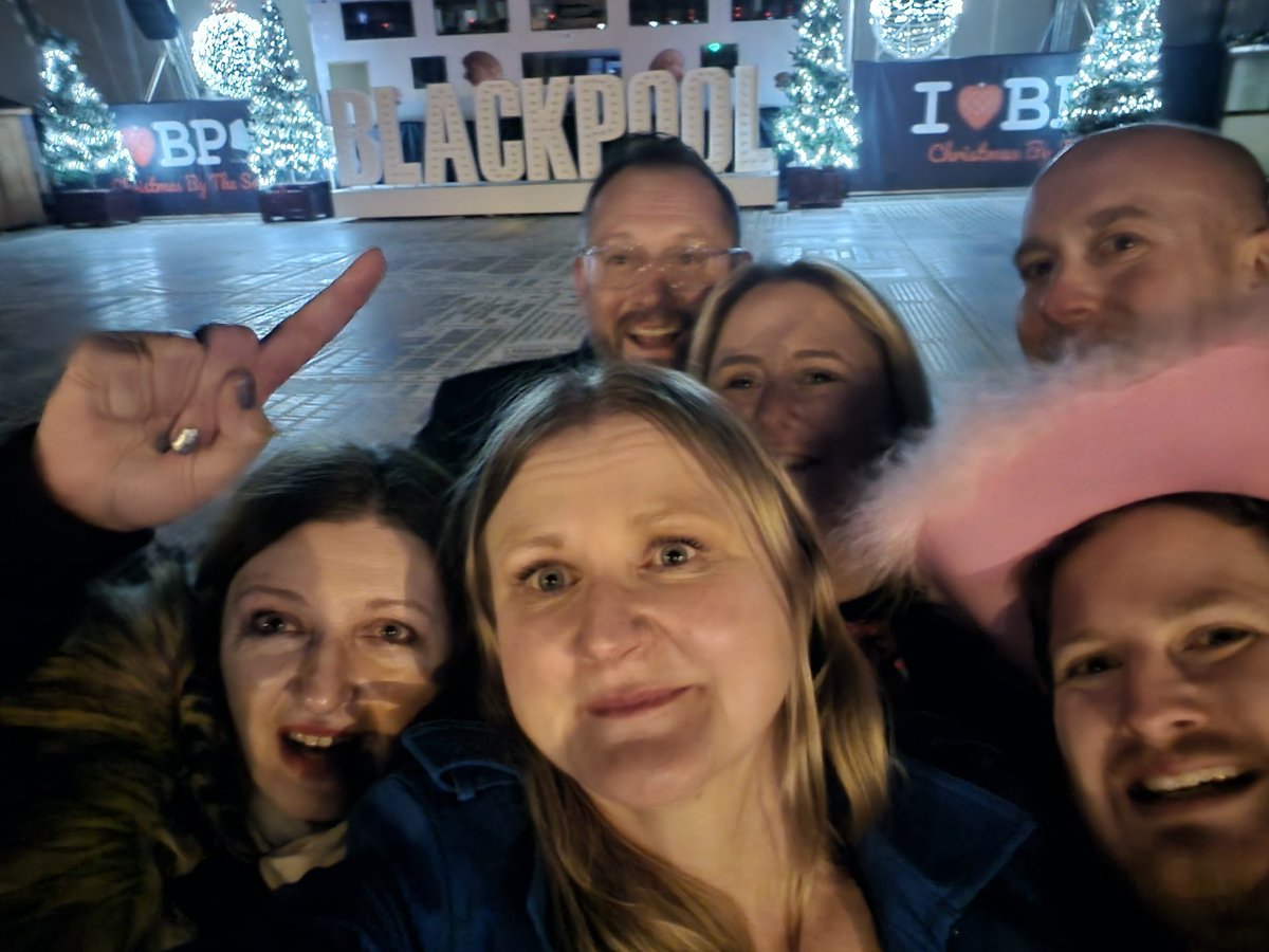 We did it! Finally made it to the beach at 4am 🥶💃 Brilliant @NationalWorld conference and so good to catch up with lovely colleagues @tommorton77 @MrsVanessaSims @fionnualabourke @PaulJClarke89 @MarkSDunford