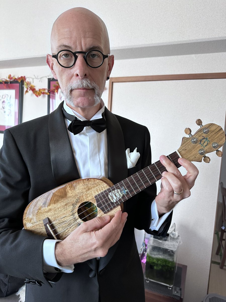 A waiter with an uke.