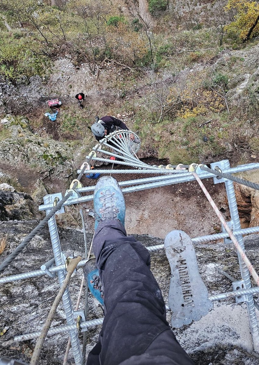 Roundabout sky trails very soon to be used from adventure visitors 🏞️🥇🇽🇰⛰️🧗‍♂️
°
#peja #Kosova #visitkosova #stairs #outdoors #viaferrata