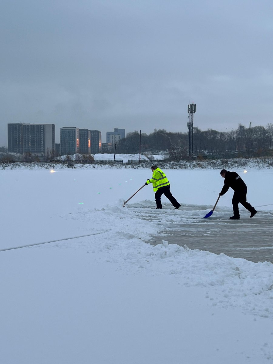 PSOSAir's tweet photo. The crew spent the morning clearing the pad; several inches of snow were cleared with just three shovels before the aircraft could be brought out of the hanger. #PoliceAirSupport #WinterInScotland #KeepingPeopleSafe https://t.co/iBtIQNZiD8