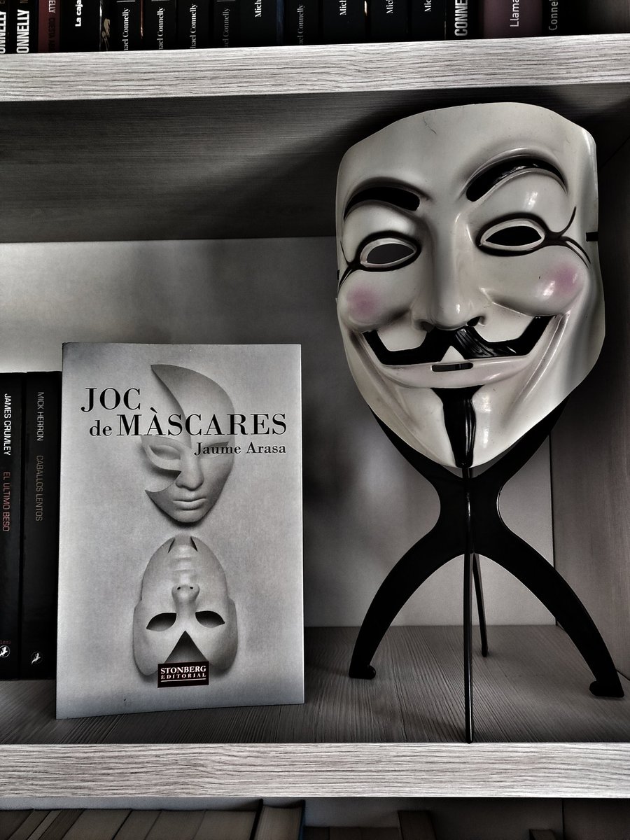 📚Bon dia noir readers! Avui us porto la #ressenya d'una molt bona novel·la negra:

📖'Joc de màscares', de <a href="/Jaume_ArAg/">Jaume Arasa i Aguirre</a> i @Stonberg 📖
 entrelibrosybirras.blogspot.com/2023/11/joc-de…
