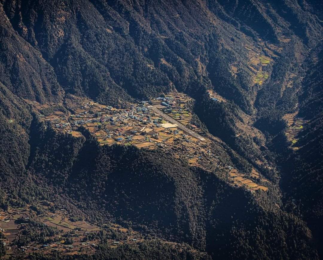 AdvocateMessi's tweet image. 𝐂𝐚𝐧 𝐲𝐨𝐮 𝐬𝐞𝐞 𝐭𝐡𝐞 𝐫𝐮𝐧𝐰𝐚𝐲???

𝐋𝐮𝐤𝐥𝐚 𝐀𝐢𝐫𝐩𝐨𝐫𝐭 𝐢𝐧 𝐍𝐞𝐩𝐚𝐥.

𝐓𝐡𝐞 𝐦𝐨𝐬𝐭 𝐝𝐚𝐧𝐠𝐞𝐫𝐨𝐮𝐬 𝐚𝐢𝐫𝐩𝐨𝐫𝐭 𝐢𝐧 𝐭𝐡𝐞 𝐰𝐨𝐫𝐥𝐝.

𝐎𝐧𝐥𝐲 𝐭𝐡𝐞 𝐩𝐢𝐥𝐨𝐭 𝐰𝐢𝐭𝐡 𝟏𝟎+ 𝐲𝐞𝐚𝐫 𝐞𝐱𝐩𝐞𝐫𝐢𝐞𝐧𝐜𝐞 𝐜𝐚𝐧 𝐟𝐥𝐲 𝐭𝐡𝐞𝐫𝐞.

#lukla #Airport