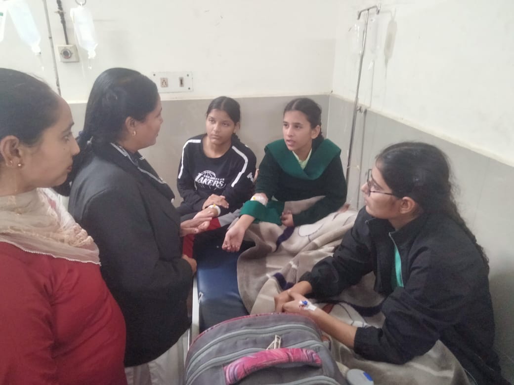 NarinderKaurAd1's tweet photo. I met with the students of meriturious   school who fell ill after taking poisonous food in the school mess https://t.co/0YAyiHBx1M