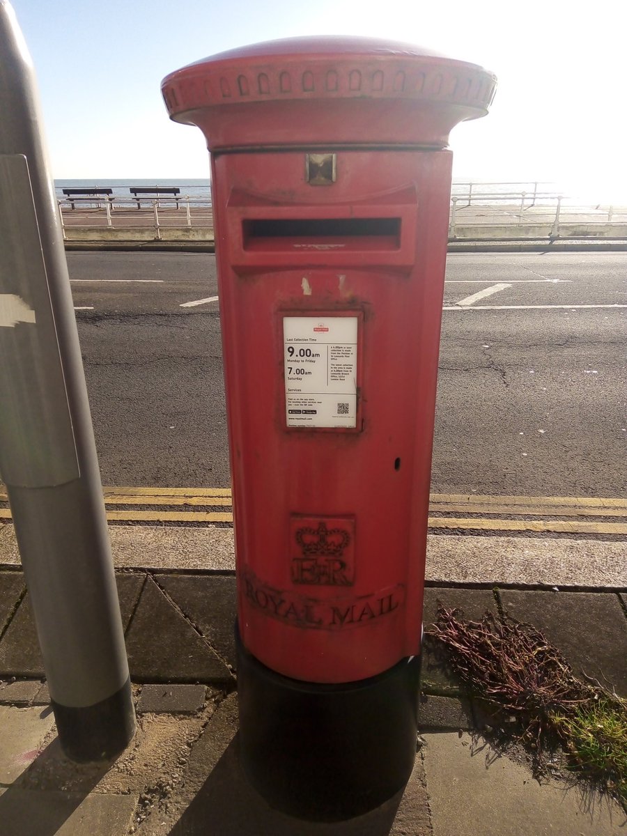 #PostboxSaturday #StLeonards #Hastings EIIR box with Royal cipher at its base. A rather unremarkable specimen grateful for a little photographic appreciation.
