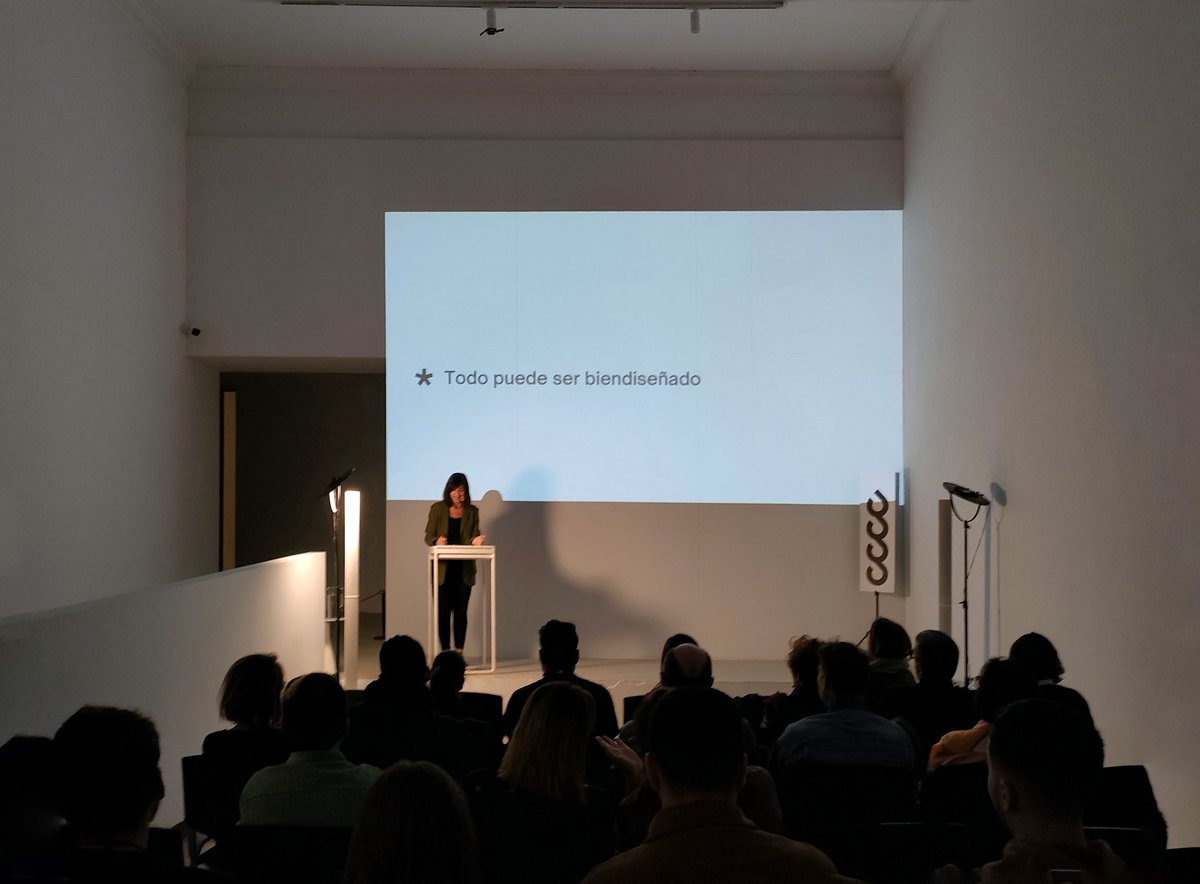 LocandiaEstudio's tweet photo. En la jornada #Dissenyiaccio con @manavato conociendo proyectos propios de @ADCV_com y las herramientas que ayudan a conocer mejor la capacidad del diseño en las distintas fases de un encargo. ¡Súper didáctico! @centredelcarme
#OID #DTOOL #DiseñoValencia #SomADCV @acicom_ https://t.co/FQL3gWg838