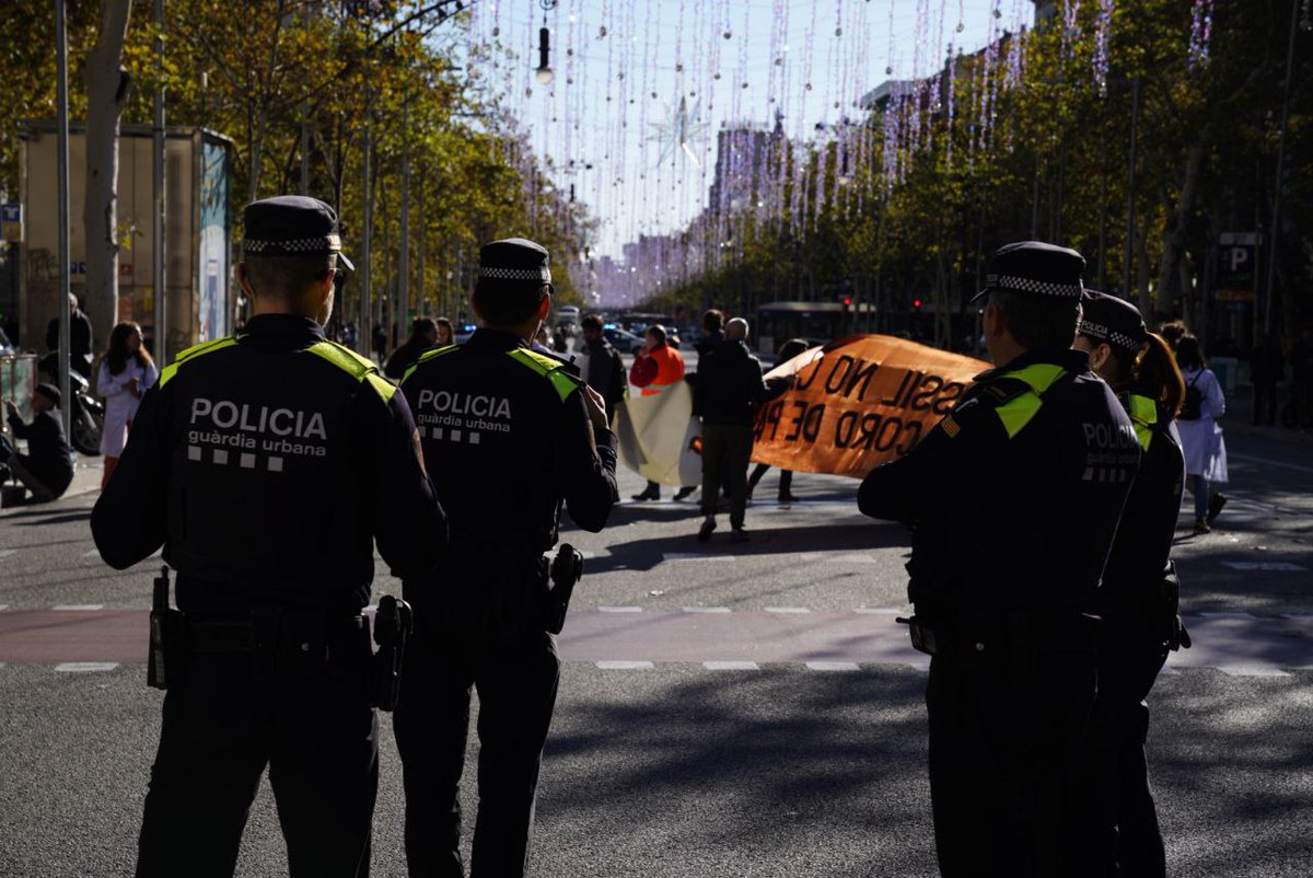 #ÚLTIMAHORA | Activistes climàtiques s'encadenen a la seu de la Unió Europea a #Barcelona amb motiu de la #COP28 directa.cat/activistes-cli… Exigeixen la creació d'una Assemblea Ciutadana permanent i vinculant que tracte assumptes clau per combatre el canvi climàtic. 📸 Josep Boada