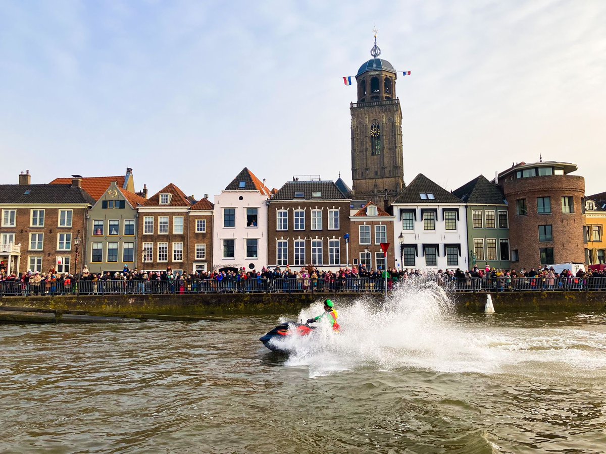 Het was koud!!! Maar wat een mooi en warm onthaal van #Sinterklaas, de Pieten en de rest van het kleurrijke gevolg. Welkom in #Deventer allemaal en… we zetten allemaal onze schoen vanavond!