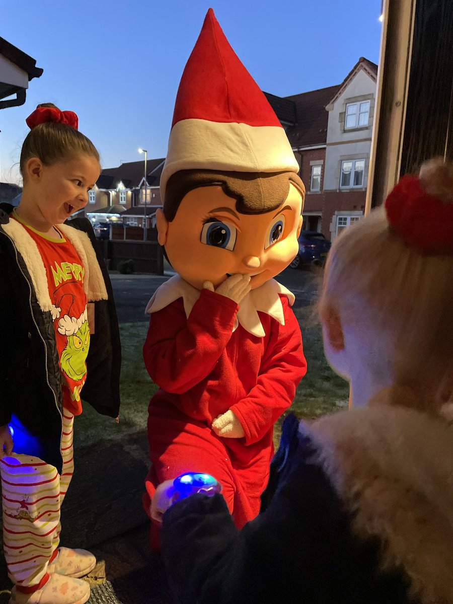 katyyheaton's tweet photo. 🎄😂🥰 visit from a cheeky elf https://t.co/y83XPY9iaG