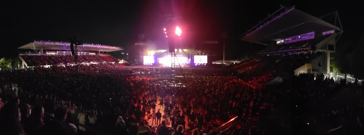 kitson84's tweet photo. Foo Fighters Adelaide. Absolute masters! #foofighters #Adelaide https://t.co/phg5oKqGqu