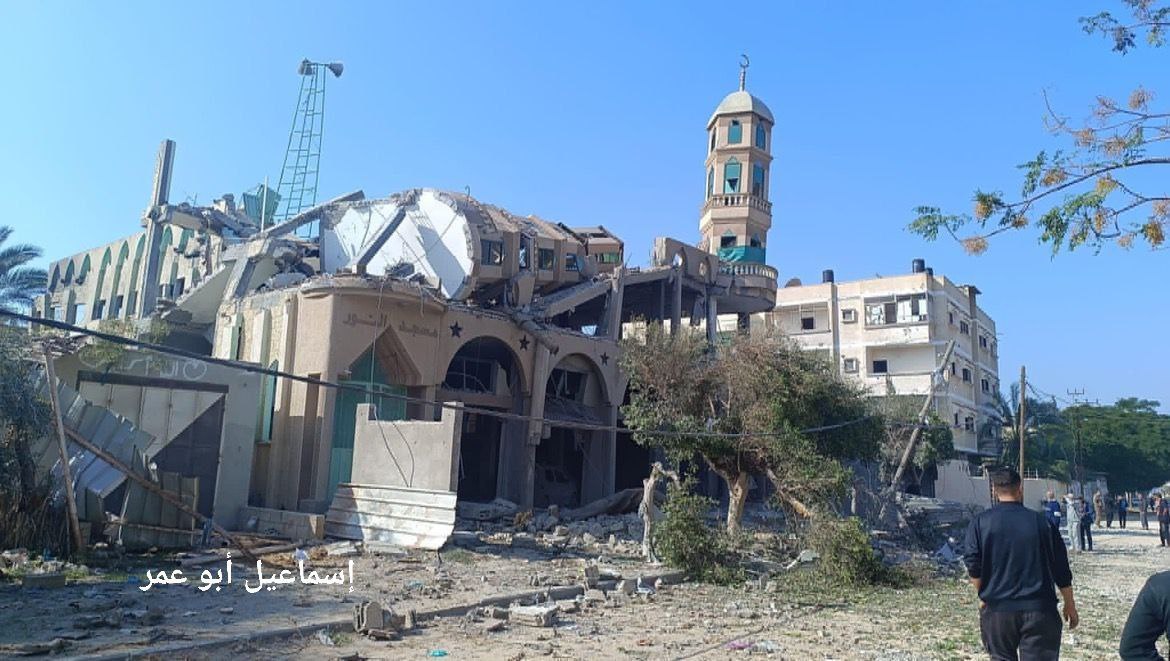 QudsNen's tweet photo. Israeli warplanes destroy the Al-Nour Mosque in Khan Yunis, southern Gaza, the area Israel claims to be a safe zone for the Palestinian civilian population. https://t.co/Qd0hAF9hl3
