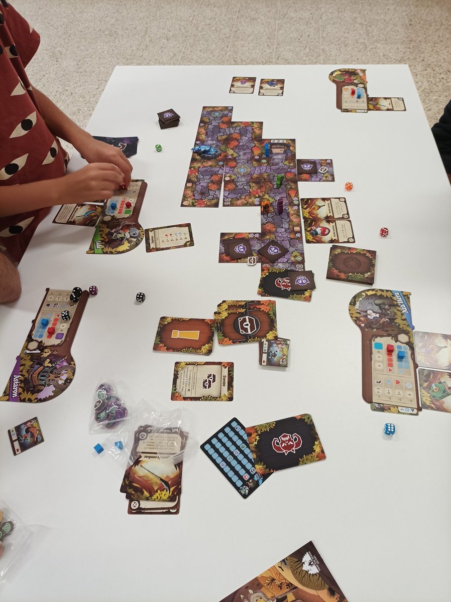 Fotos de la sesión de juegos de mesa que realizamos el pasado jueves en la @BiblioTenerife. Si quieres venir a jugar, estaremos el próximo 14 de diciembre a partir de las 17:00 en la sala polivalente 😉