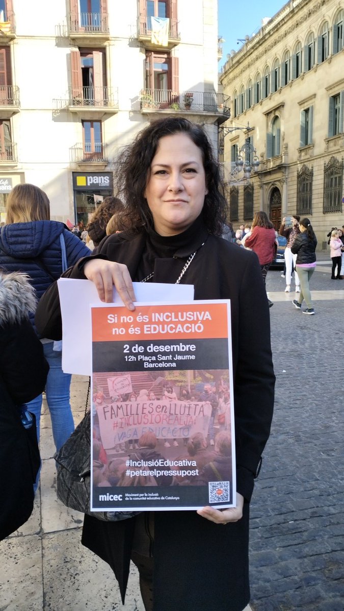 mare_coaching's tweet photo. A la Plaça Sant Jaume, a la concentració per la #InclusióEducativa . Gran eslògan! https://t.co/qNjU28CS0k