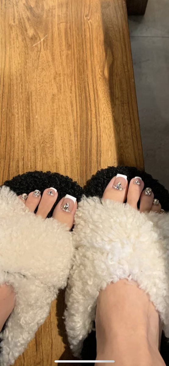 My bday is coming up this month and I want my bday pedi like this😤