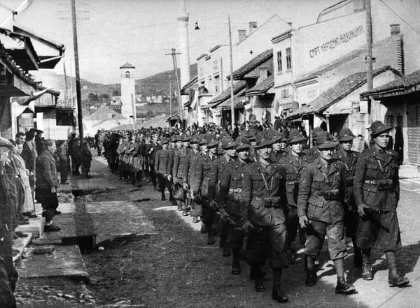 CDT_CrnaGora's tweet photo. #80god
2.12.1943.

Na području Pljevalja formirana je italijanska partizanska divizija “Garibaldi”, od vojnika italijanskih divizija “Venecija” i “Taurinenze”. Spomenik posvećen ovoj diviziji otvorio je 22. septembra 1983, u Pljevljima, Sandro Petrini, predsjednik Republike Italije.