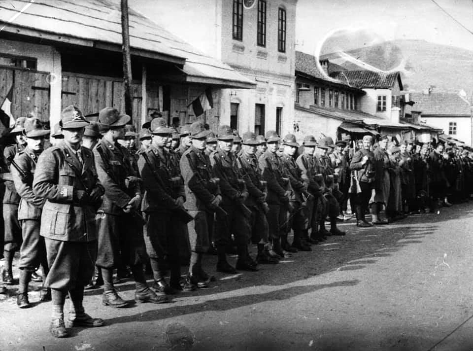 CDT_CrnaGora's tweet photo. #80god
2.12.1943.

Na području Pljevalja formirana je italijanska partizanska divizija “Garibaldi”, od vojnika italijanskih divizija “Venecija” i “Taurinenze”. Spomenik posvećen ovoj diviziji otvorio je 22. septembra 1983, u Pljevljima, Sandro Petrini, predsjednik Republike Italije.