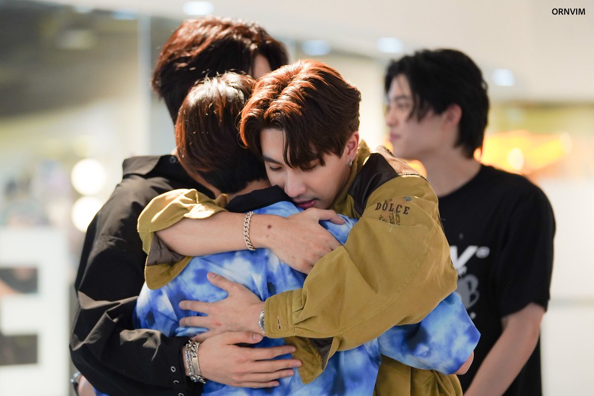 Lookjeab_rar's tweet image. เนี้ย พออยู่กับพี่ชิก็เป็นไอเจื๋อตัวเล็กตัวน้อยไปเล้ยย สัมผัสได้ถึงความอบอุ่น ความรัก ความหวังดีที่มีให้กันและกันจริงๆ งื้อออ น่ารักก🥰🖤💛
#PerthChimon #เพิร์ธชิม่อน