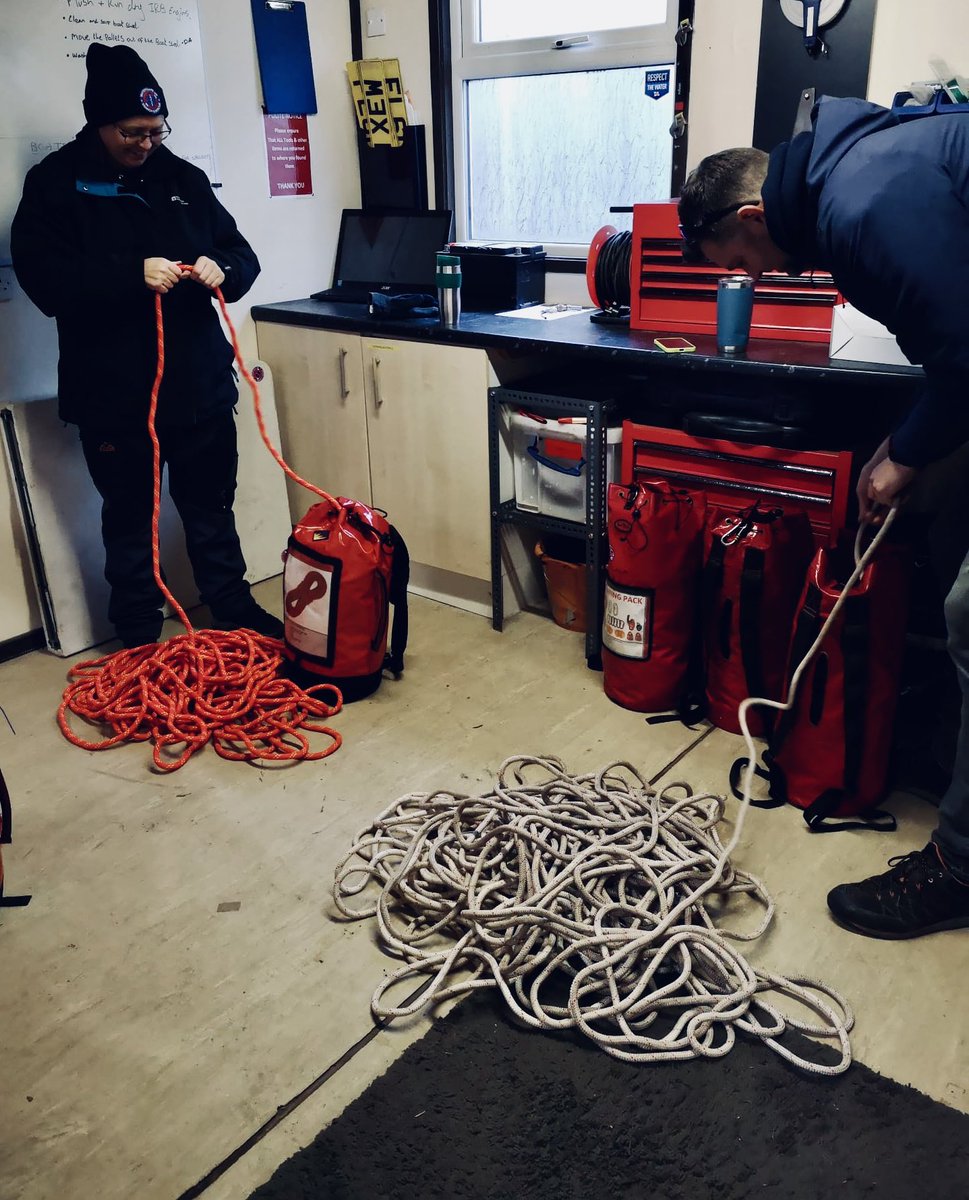 Always ready 24/7! It’s chilly out there but there’s still work to do! The team making sure equipment is in tip top condition and ready to deploy.
#volunteering #volunteersmakeadifference #searchandrescue #waterrescue #swiftwaterrescue