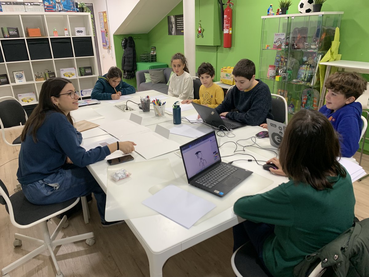 CodelearnRubi's tweet image. Avui l'aventura comença a Orth, illa al mig del mar. La seva economia es basa en la venda de relíquies que es troben al gran abisme de l'illa..
Sabies que els jocs de rol promouen l’empatia, el pensament crític i les habilitats de comunicació dels infants? #rubijove #rubiciutat