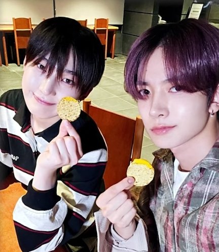 ihs_heeseung's tweet photo. heeseung and sunoo's oranpic 🍊 https://t.co/6ZmPy1PpPN