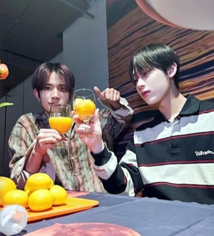 ihs_heeseung's tweet photo. heeseung and sunoo's oranpic 🍊 https://t.co/6ZmPy1PpPN