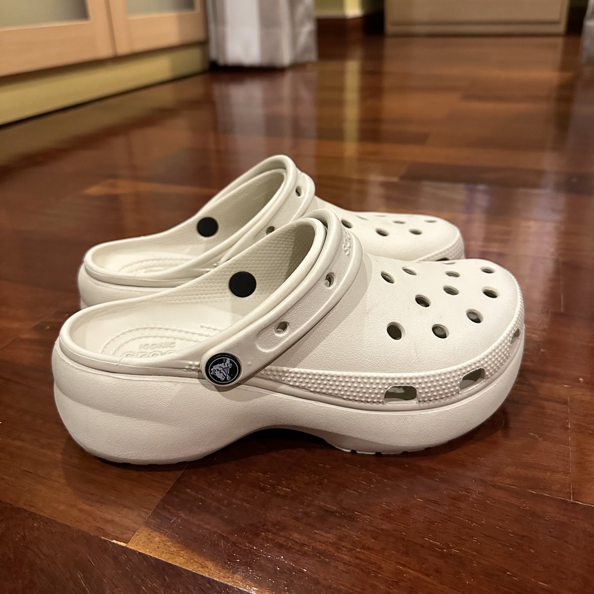 pinyagnas's tweet photo. ส่งต่อ crocs classic platform สี bone 
size w8 / 38.5 ใส่น้อย ทำความสะอาดให้แล้ว🧼

🍅 1,790 รวมส่งค่า

#crocs #crocsthailand #ส่งต่อcrocs #crocsส่งต่อ #crocsclassicplatform https://t.co/p2Ttj3AKVS