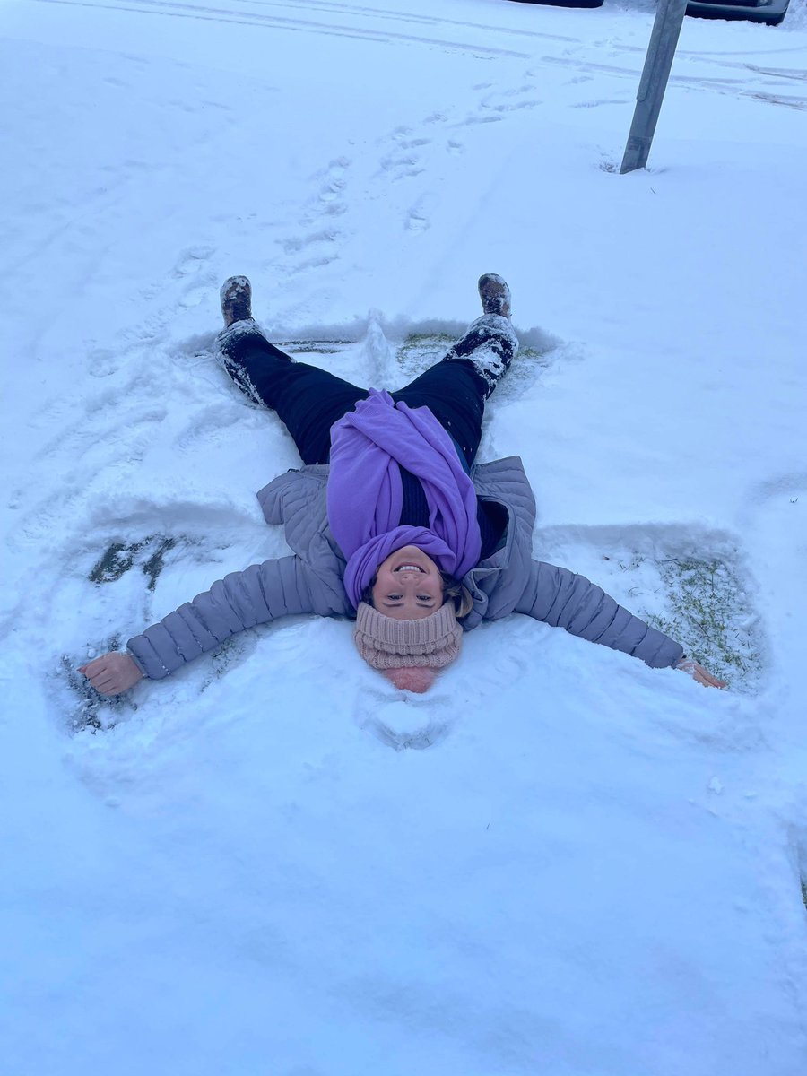 Anna_Hartley1's tweet photo. One VERY happy Aussie in the UK today ❄️🏴🎄#winterinScotland #Glasgow #WINTER #snow https://t.co/ujbRSlo1Sa