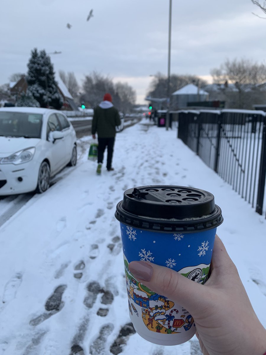 Anna_Hartley1's tweet photo. One VERY happy Aussie in the UK today ❄️🏴🎄#winterinScotland #Glasgow #WINTER #snow https://t.co/ujbRSlo1Sa