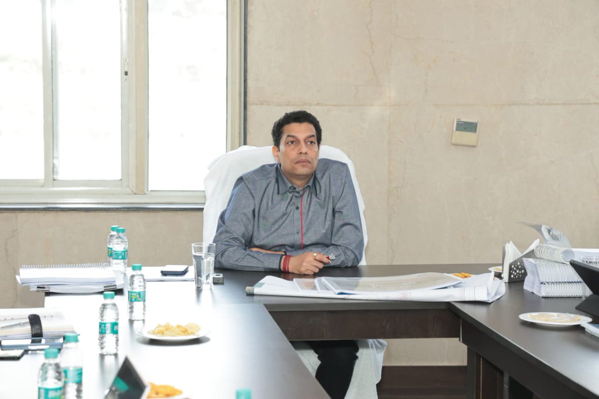 UPSIDA's tweet photo. CEO UPSIDA Shri @mayurias  reviewed a meeting with the consultants, to discuss the project plan for different UPSIDA industrial areas.

Notable instructions were given in finalizing engineering works, with a strong emphasis on expediting the process.

#UPSIDA #UttarPradesh #industrial_development 
#industrial_area