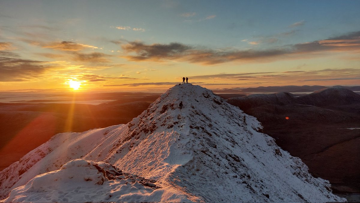 #Errigal delivers yet another stunning sunrise this morning! Great to have some snow back on the Hill. Care needed on the steps if you're out over the weekend. Enjoy. #Donegal