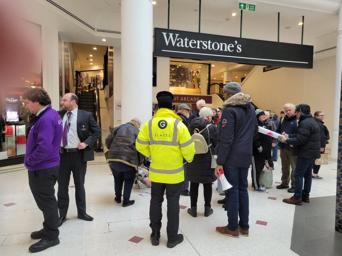 #FuelPoverty #EnergyForAll Amazing banner drop at Bromley, @TheGladesBrom shopping center today. Don't think security were too happy tho...🤣✊️