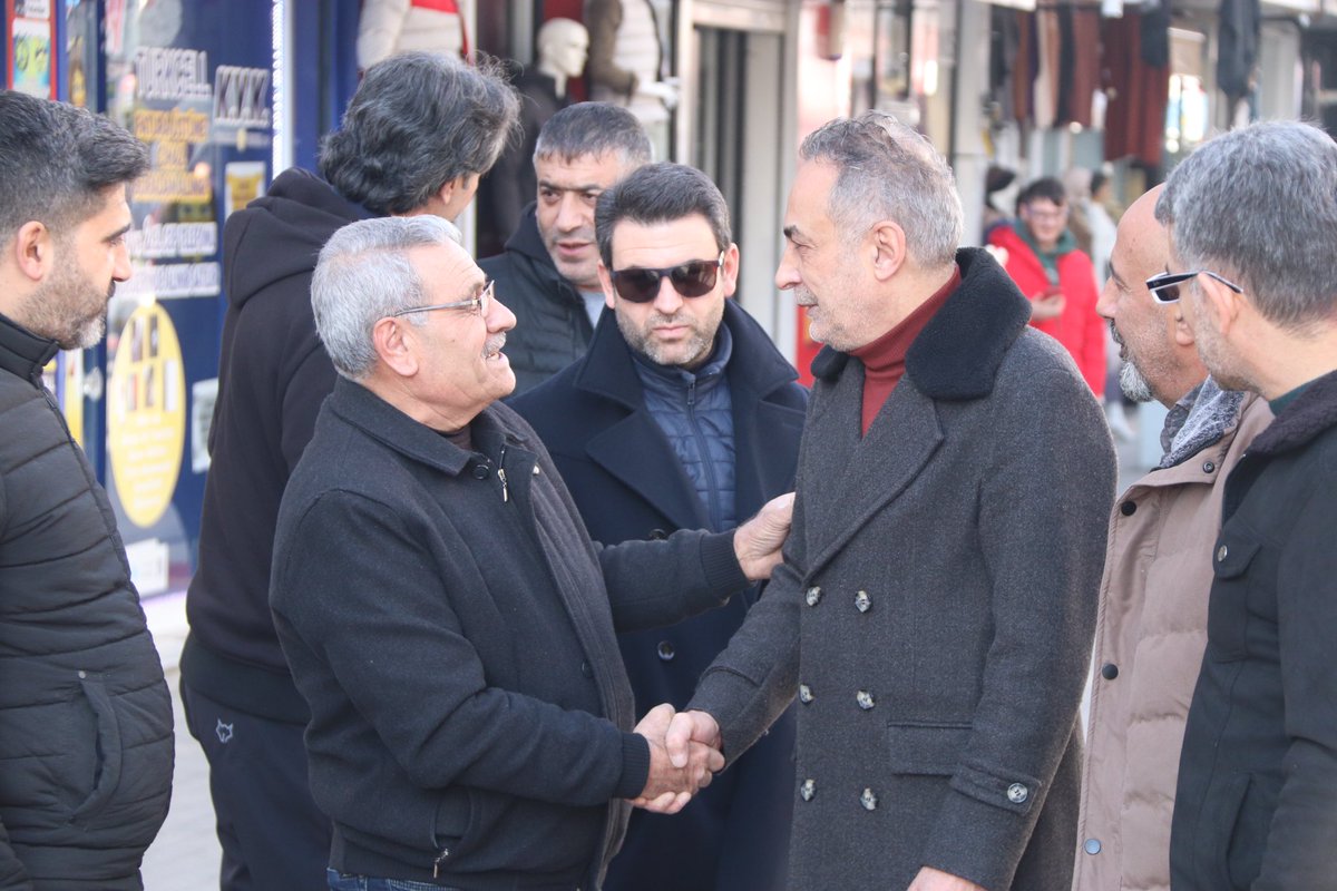 🔷 Başkanımız Metin Karadoğan, Cumhuriyet Caddesinde esnaf ve vatandaşlarımızla bir araya gelerek talep ve önerilerini dinledi.